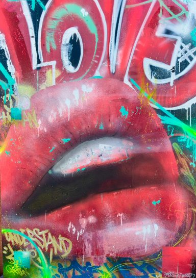 Bouche rouge avec le mot "LOVE" en graffiti coloré en arrière-plan.