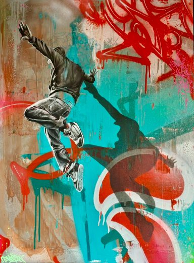 Skateur en action sur un mur rempli de graffitis colorés.