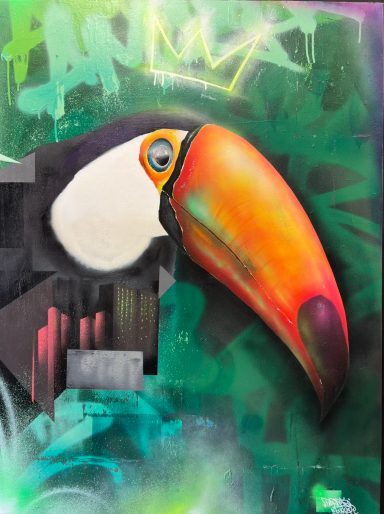 Tête de toucan colorée sur fond de graffitis verts.