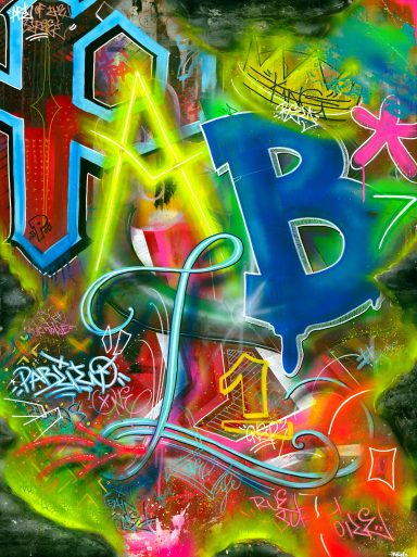 Graffiti coloré avec des lettres stylisées et des éléments graphiques dynamiques.