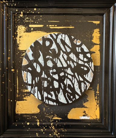 'œuvre d'art circulaire avec des motifs abstraits en noir et or sur fond texturé.