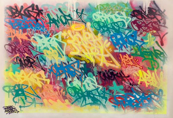 Tags et graffitis colorés en enchevêtrement sur fond clair.