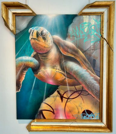 Tortue marine nageant sous un faisceau de lumière, encadrée d'un cadre doré.