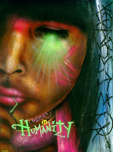 Portrait d'une femme avec un regard intense, des couleurs vives et des graffitis en arrière-plan.